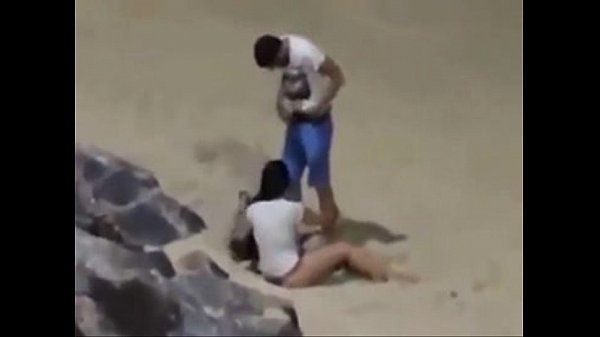 Flagra de sexo amador na praia caiu na net